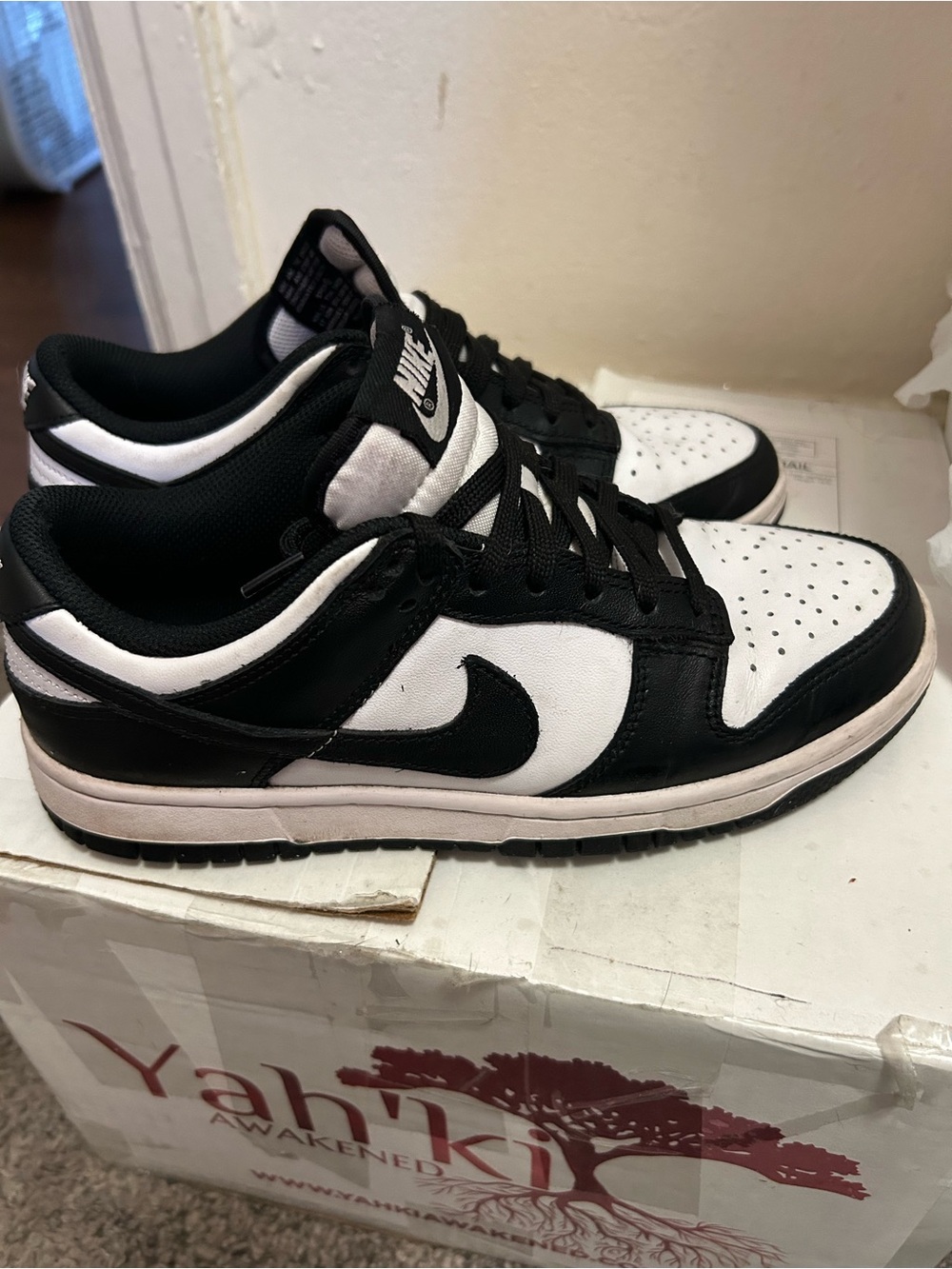 6.5 in big kids Nike Black and White Low-Top Sneakers